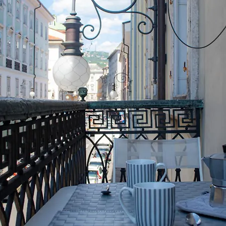 شقة Piazza Unita, Casa Luminosa Con Balcone With Ac